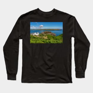 A view towards the white farmhouse on RSPB Ramsey Island, Pembrokeshire Long Sleeve T-Shirt